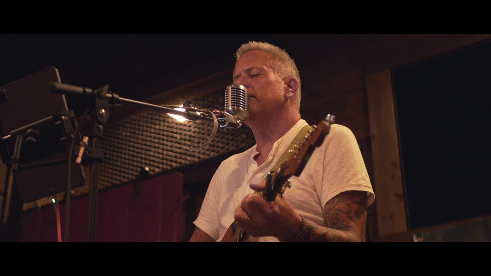 Mike Bush performing acoustic music